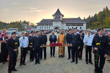 Sute de copii și tineri din colegiile și liceele sucevene, în pelerinaj la Mănăstirea Sihăstria Râșcăi