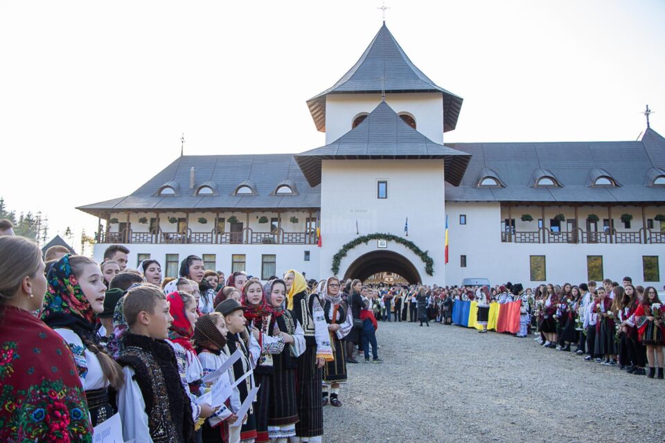 Sute de copii și tineri din colegiile și liceele sucevene, în pelerinaj la Mănăstirea Sihăstria Râșcăi