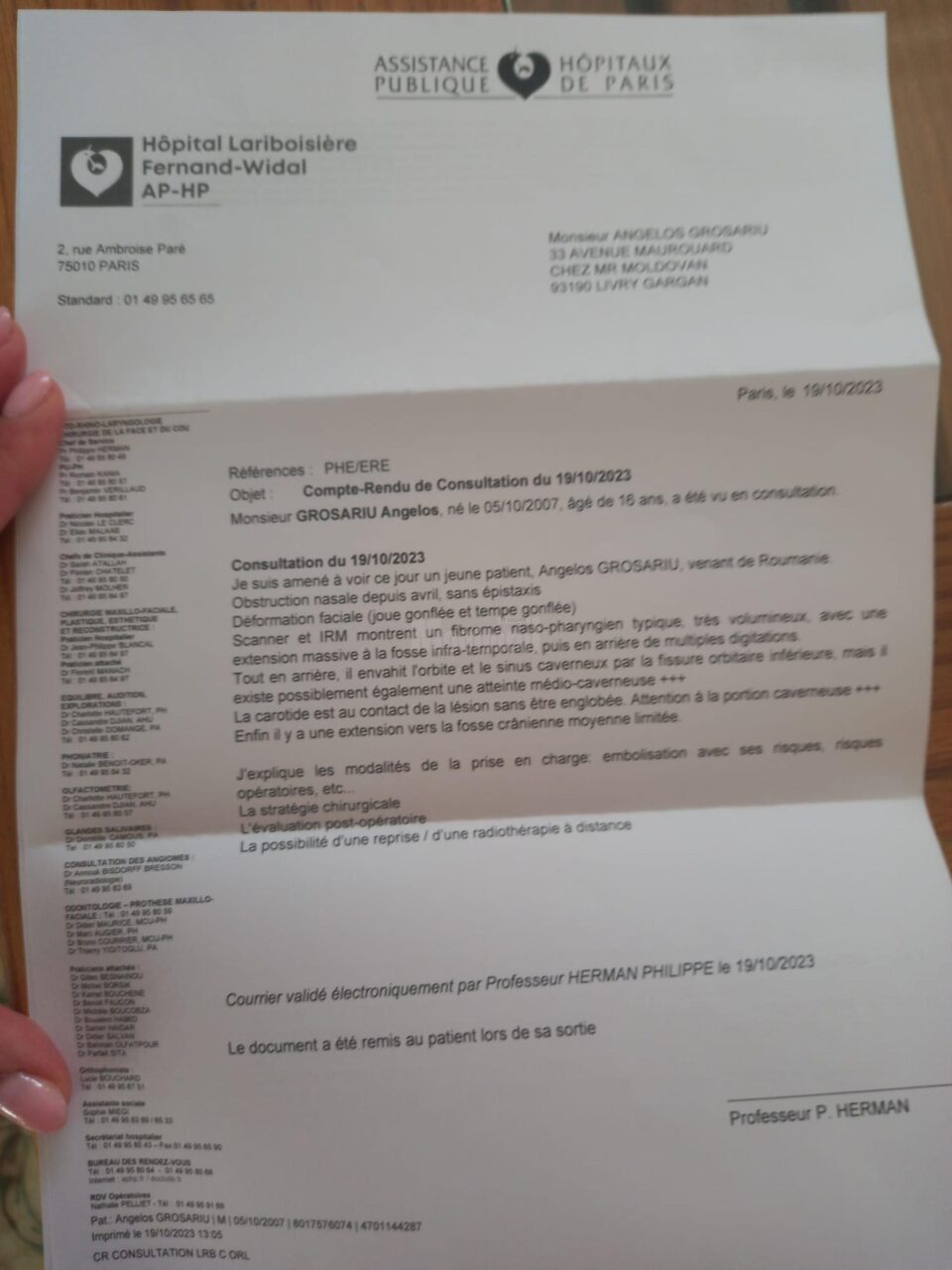 Un adolescent din Vatra Dornei, diagnosticat cu o boală rară, are nevoie urgent de ajutor financiar pentru a se trata la o clinică din Franța