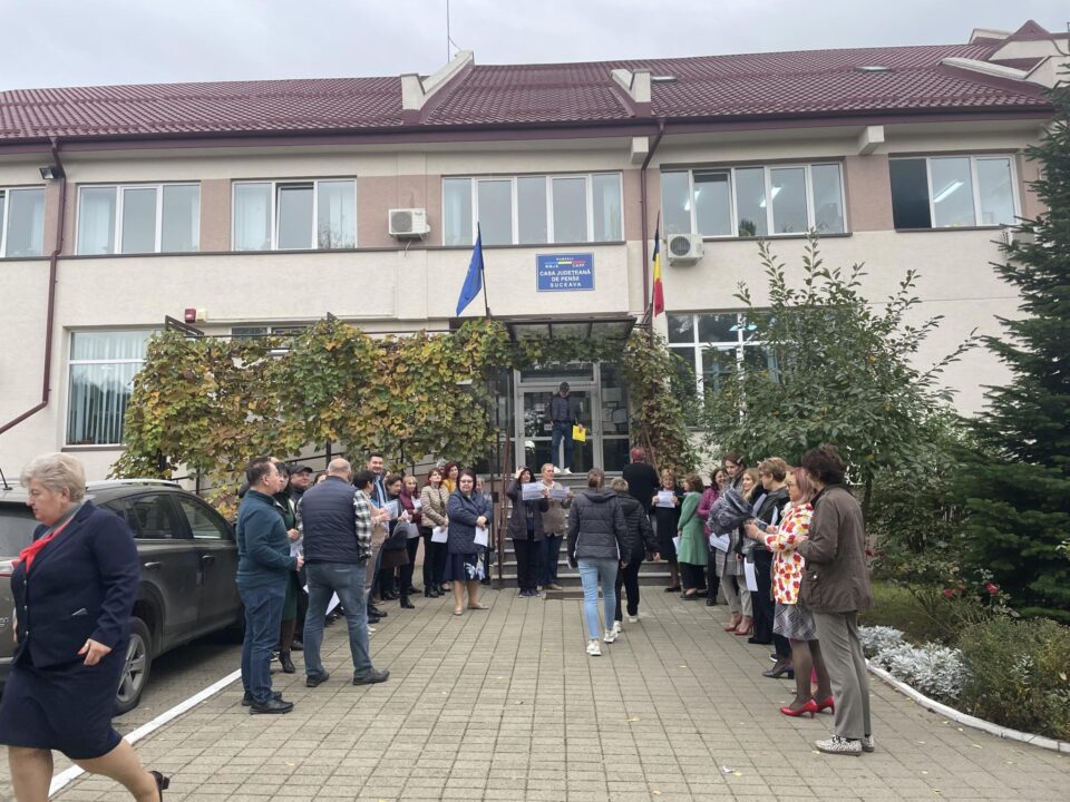 Aproape 30 de angajați ai Casei de Pensii Suceava au declanșat un protest spontan solicitând majorarea salariilor