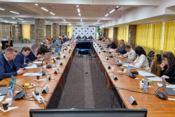 Ședință „cu scântei” în Consiliul Local Suceava, pe tema abonamentelor pentru parcările cu plată din municipiul reședință de județ