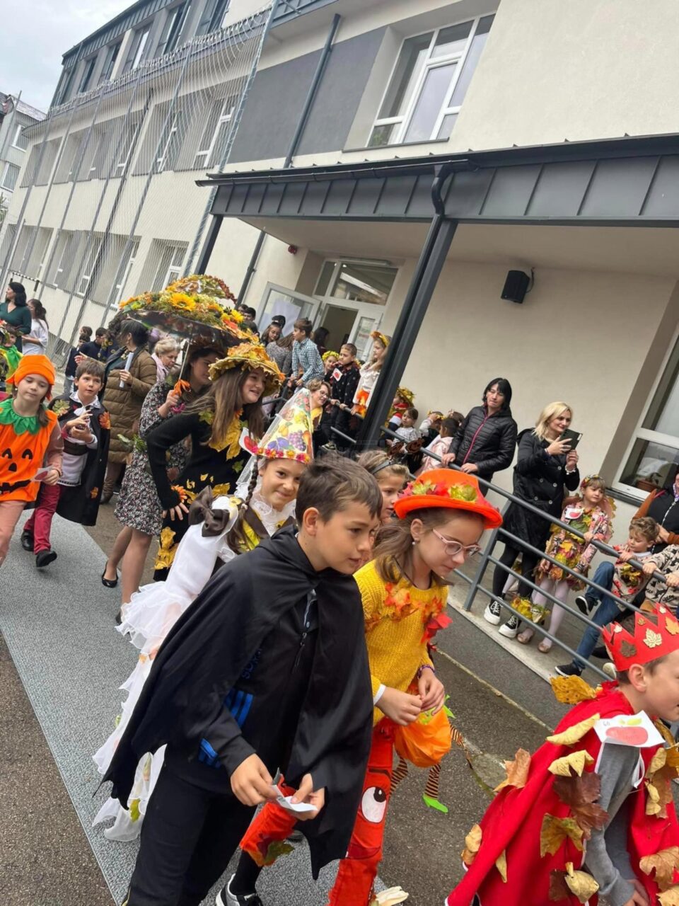 Școala Nr. 2 din Vatra Dornei a organizat prima ediție a Festivalului Toamnei