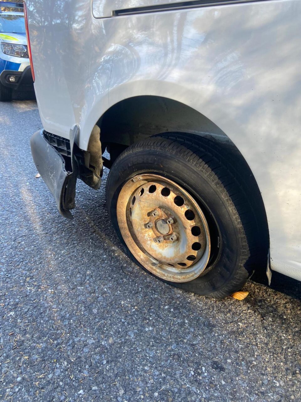 Mașina în care s-au tras focuri de armă