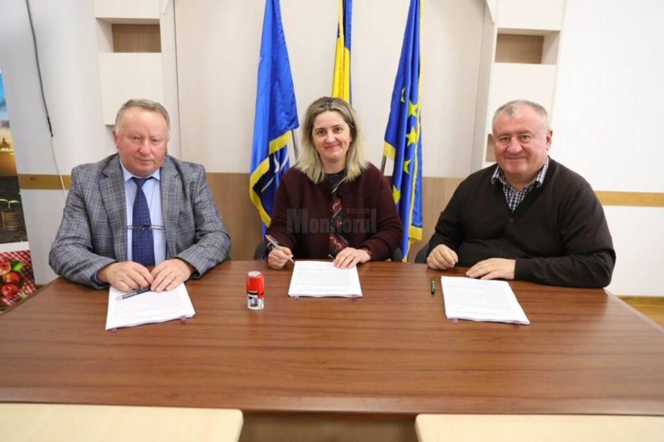 Primarii din Cornu Luncii și Rădășeni au semnat contractul pentru construcția rețelei de gaz în cele două comune Primarii din Cornu Luncii și Rădășeni au semnat contractul pentru construcția rețelei de gaz în cele două comune