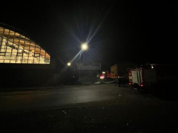 Învelitoarea din tablă a acoperișului unui bazin de înot a fost smulsă de rafalele de vânt