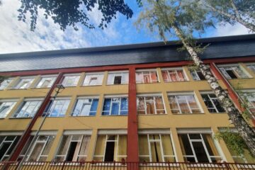 Lucrările de extindere a spațiului educațional a școlii Școlii Gimnaziale nr. 8 din Cartierul George Enescu, prin mansardarea clăd irii, finalizate la exterior