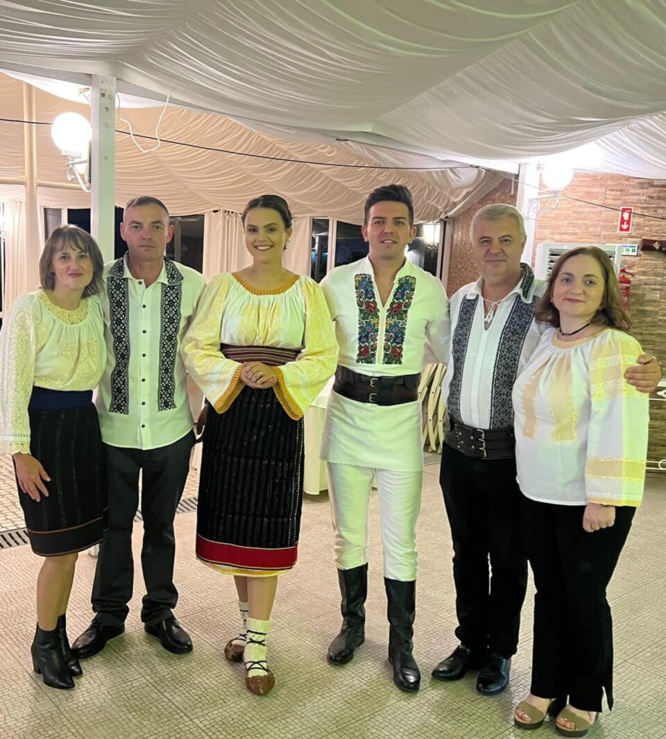 Nuța Isopescu, organizatoarea evenimentului (stanga), impreună cu artiștii invitați