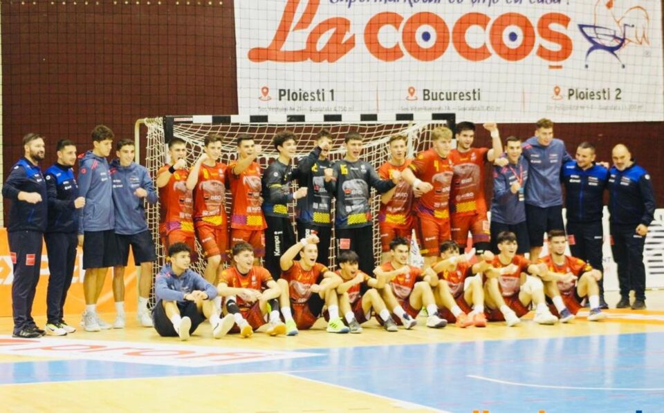 Selecționata condusă de Vasile Boca s-a clasat pe locul secund la Trofeul Carpați Niro. Foto handbalmania.ro Selecționata condusă de Vasile Boca s-a clasat pe locul secund la Trofeul Carpați Niro. Foto handbalmania.ro