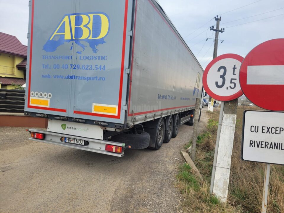 2 Unii șoferi ignora restricțiile de tonaj impuse la traversarea podului provizoriu de la Milișăuți