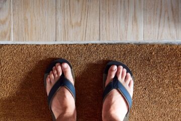 3 cele mai confortabile și stilate modele de șlapi pentru bărbați