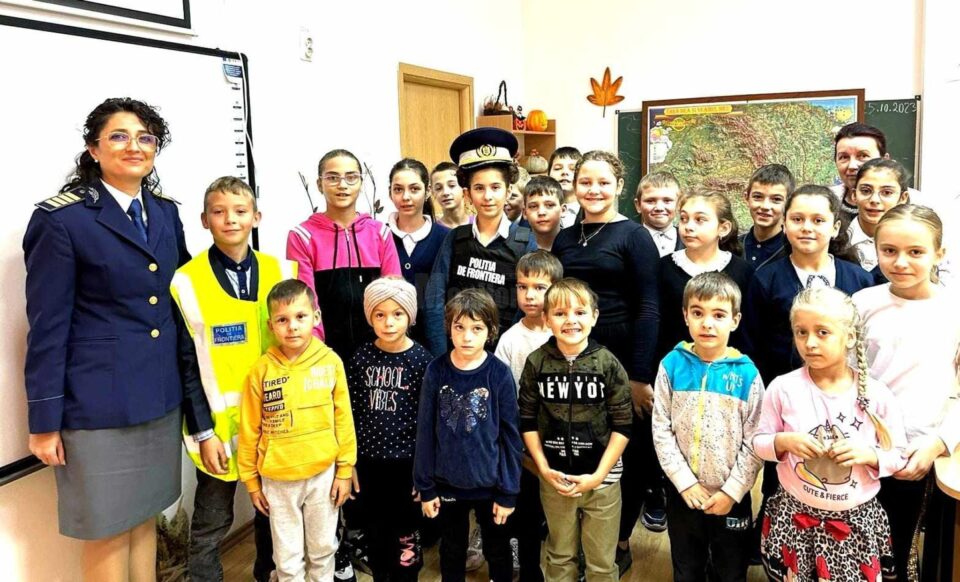 Elevii din Zamostea s-au familiarizat cu profesia de polițist de frontieră