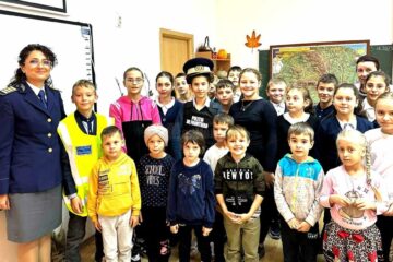 Elevii din Zamostea s-au familiarizat cu profesia de polițist de frontieră
