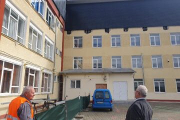 Lucrările de extindere a spațiului educațional al Școlii Gimnaziale Nr. 8 din cartierul George Enescu, prin mansardarea clădirii, finalizate la exterior