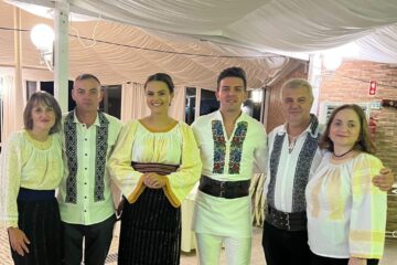 Nuța Isopescu, organizatoarea evenimentului (stânga), împreună cu artiștii invitați