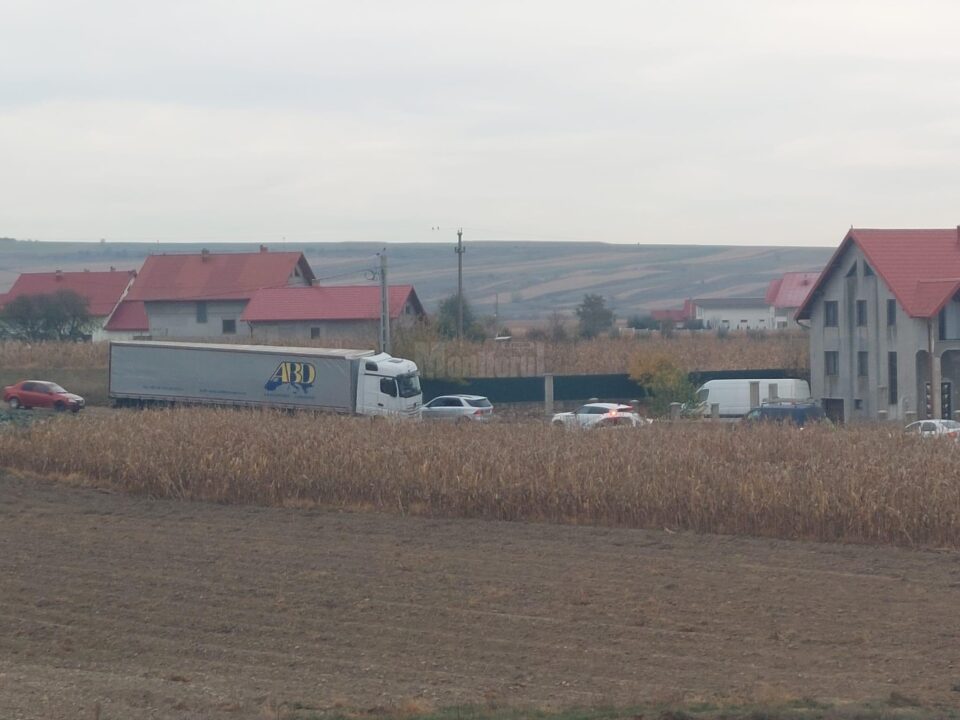 Unii șoferi ignora restrictiile de tonaj impuse la traversarea podului provizoriu de la Milisauti