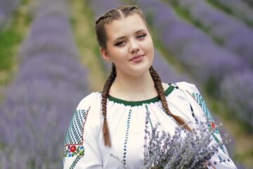 Ioana Penciuc, o fată de numai 16 ani, și-a lansat primul album discografic, intitulat „Eu, Ioana cea frumoasă!”