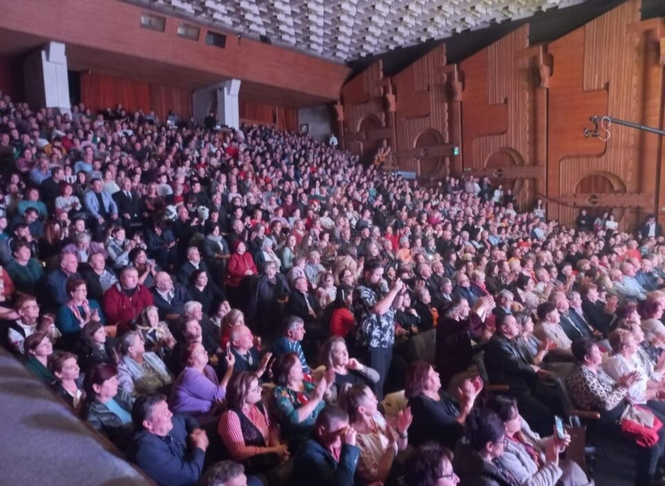 Spectacolul de la Casa de Cultura, în cadrul căruia a avut loc lansarea de album a tinerei interprete Ioana Penciuc
