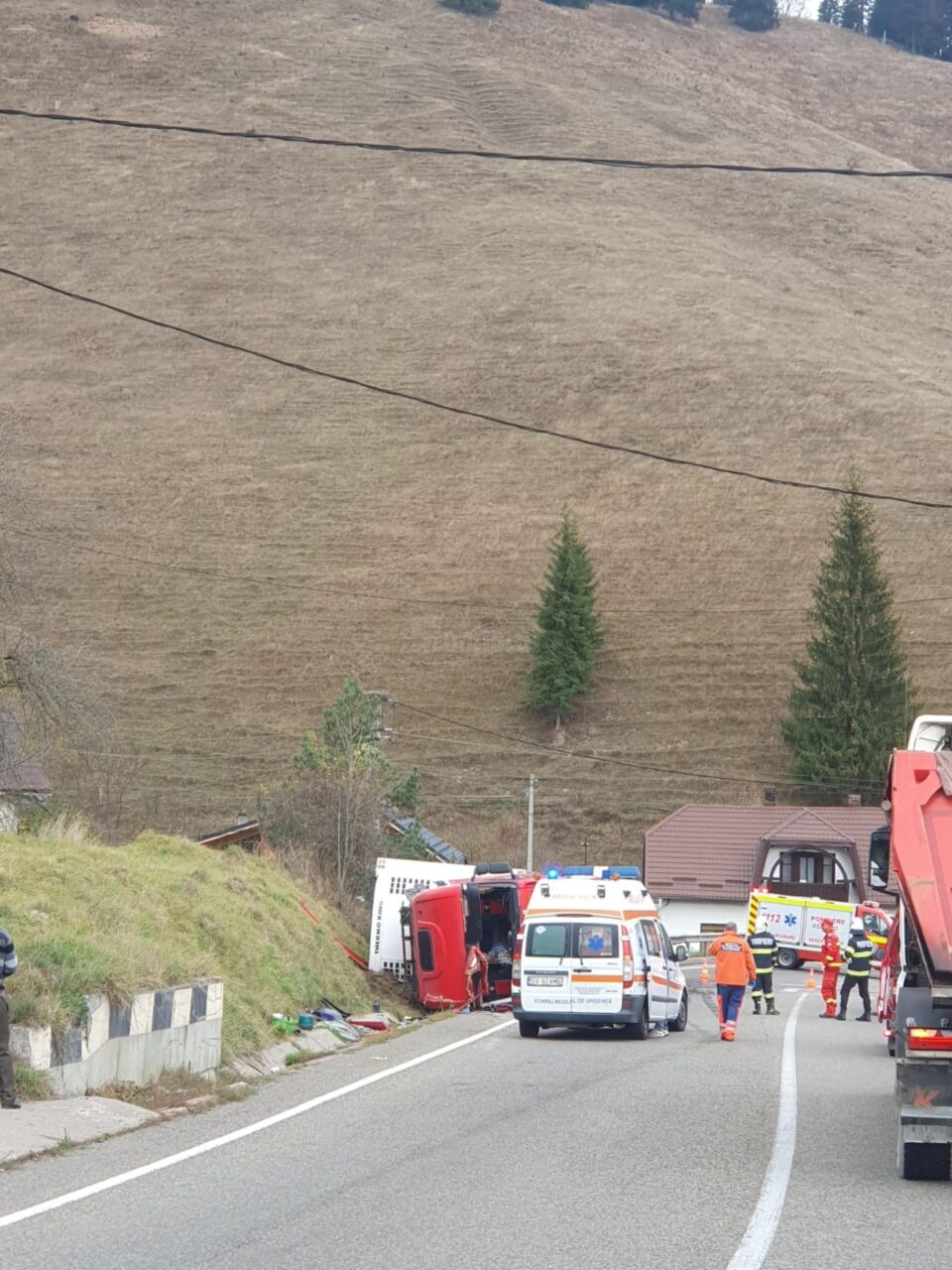 Doi răniți, după ce un tir încărcat cu struguri s-a răsturnat în zona Pasului Mestecăniș