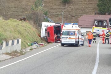 Doi răniți, după ce un tir încărcat cu struguri s-a răsturnat în zona Pasului Mestecăniș