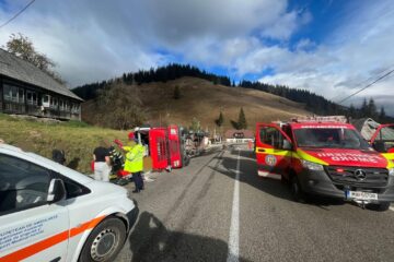 Un tir încărcat cu struguri s-a răsturnat la Valea Putnei și o femeie a fost rănită grav