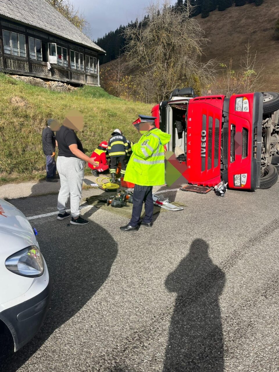Un tir încărcat cu struguri s-a răsturnat la Valea Putnei și o femeie a fost rănită grav