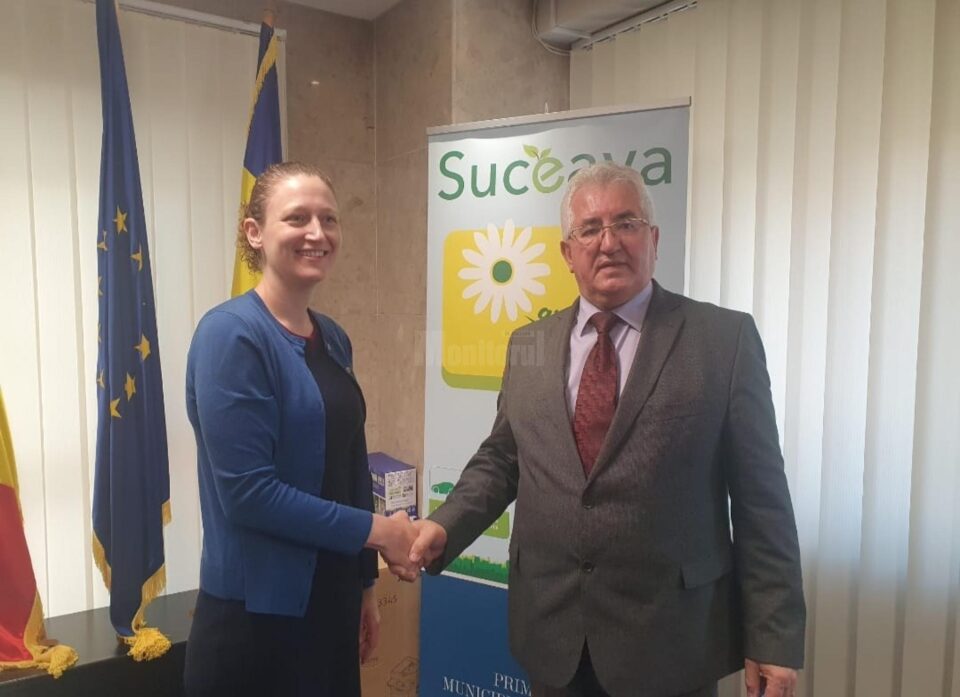 Ofițerul politic al Ambasadei SUA în România, Alexandra Shema, la întâlnirea cu primarul Sucevei, Ion Lungu Ofițerul politic al Ambasadei SUA în România, Alexandra Shema, la întâlnirea cu primarul Sucevei, Ion Lungu