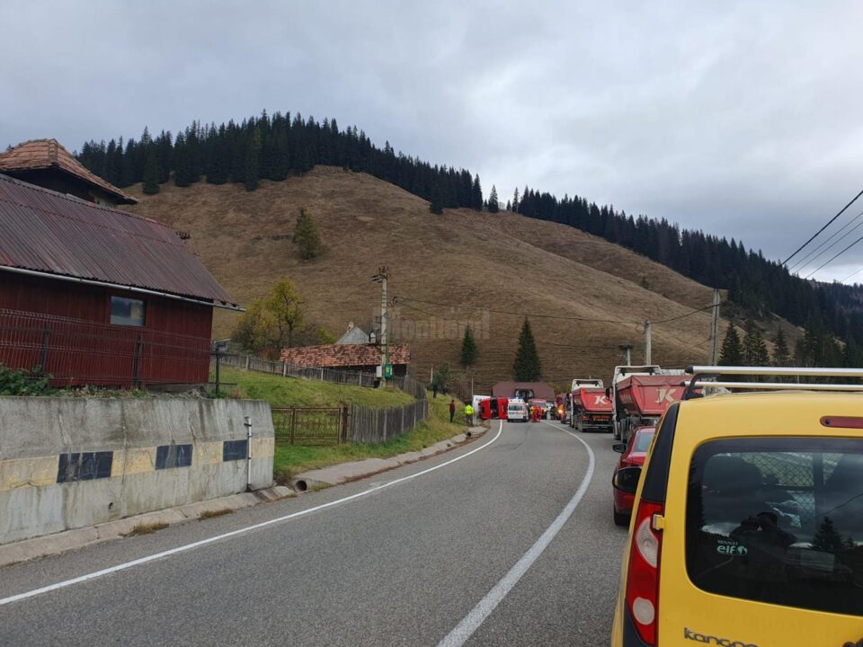 Un tir încărcat cu struguri s-a răsturnat la Valea Putnei și o femeie a fost rănită grav