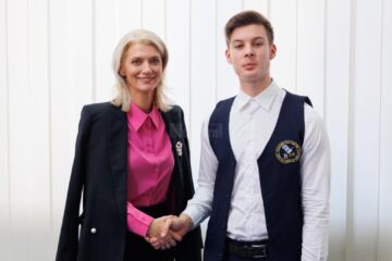 Ministrul Justiției, Alina Gorghiu, și elevul Luca Iordache
