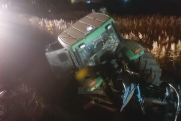 Coliziune între două autoturisme și un utilaj agricol, în apropiere de ”Zidul morții”