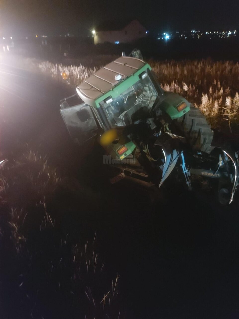 Coliziune între două autoturisme și un utilaj agricol, în apropiere de ”Zidul morții”