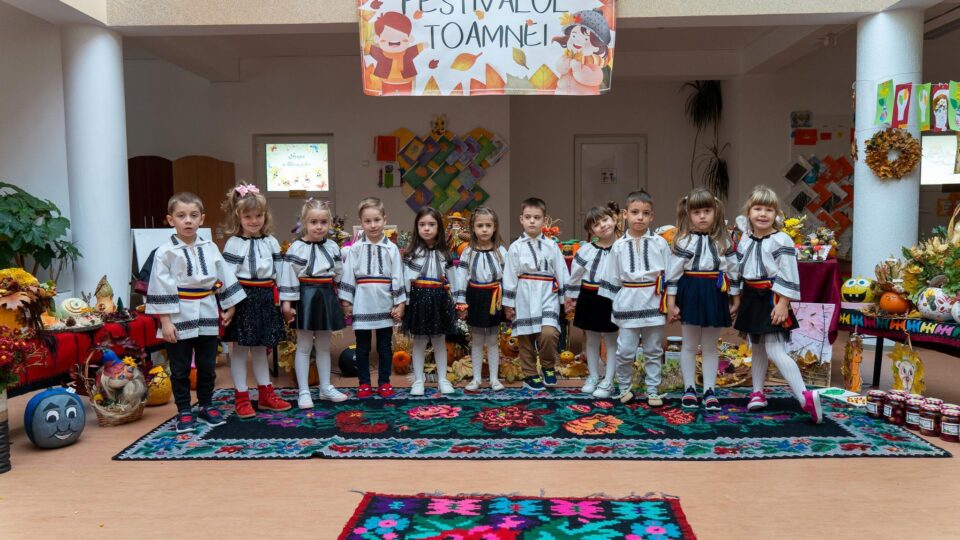 Peste 200 de preșcolari și școlari de la „Sf. Ioan cel Nou de la Suceava” au participat la „Festivalul Toamnei”