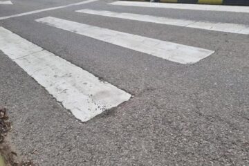 O femeie a murit la câteva ore după ce o mașină a lovit-o pe trecerea de pietoni