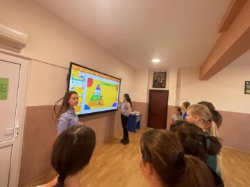 Informații despre nutriție, acordarea primului ajutor și despre igienă, împărtășite elevilor de la „Miron Costin” de studenții suceveni