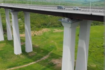 Viaduct peste calea ferată, în lungime de 1.015 m și cu 41 de deschideri, necesar a fi construit pe tronsonul III al rutei alternative