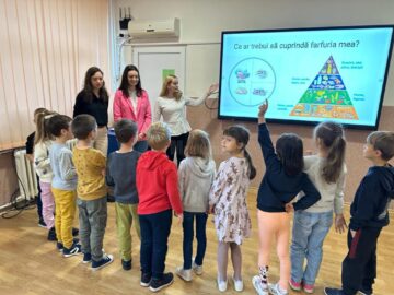 Informații despre nutriție, acordarea primului ajutor și despre igienă, împărtășite elevilor de la „Miron Costin” de studenții suceveni