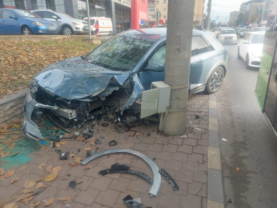 O mașină electrică condusă de o șoferiță a intrat într-un stâlp de beton din Suceava O mașină electrică condusă de o șoferiță a intrat într-un stâlp de beton din Suceava