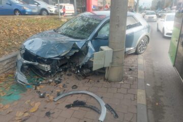 O mașină electrică condusă de o șoferiță a intrat într-un stâlp de beton din Suceava