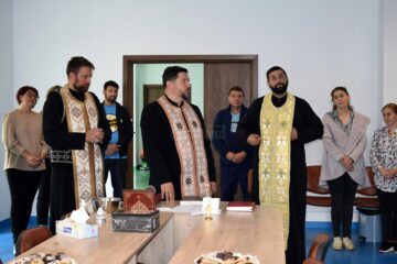 Vineri, 3 noiembrie, preoți din Protopopiatul Fălticeni au sfințit noua instituție educațională din urbea de pe Șomuz