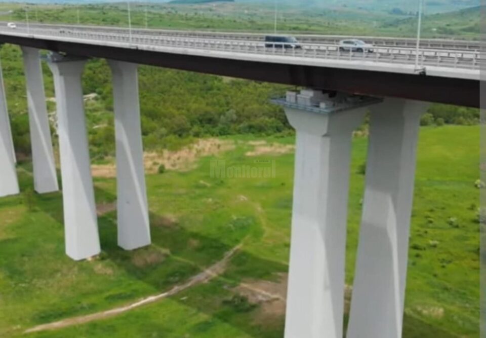 Viaduct peste calea ferată, în lungime de 1.015 m și cu 41 de deschideri, necesar a fi construit pe tronsonul III al rutei alternative Viaduct peste calea ferată, în lungime de 1.015 m și cu 41 de deschideri, necesar a fi construit pe tronsonul III al rutei alternative