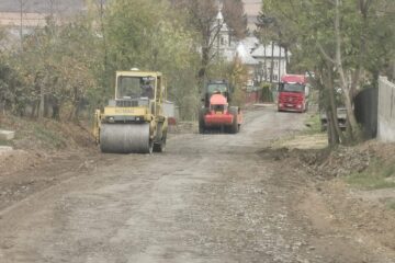 A început asfaltarea a încă 15 străzi din orașul Siret