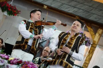 Profesorul Mihai Cotos, cel mai tânăr dirijor de orchestră profesionistă din țară