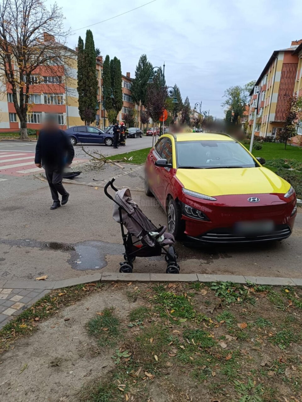 Mamă și copil răniți în timp ce mergeau pe trotuar