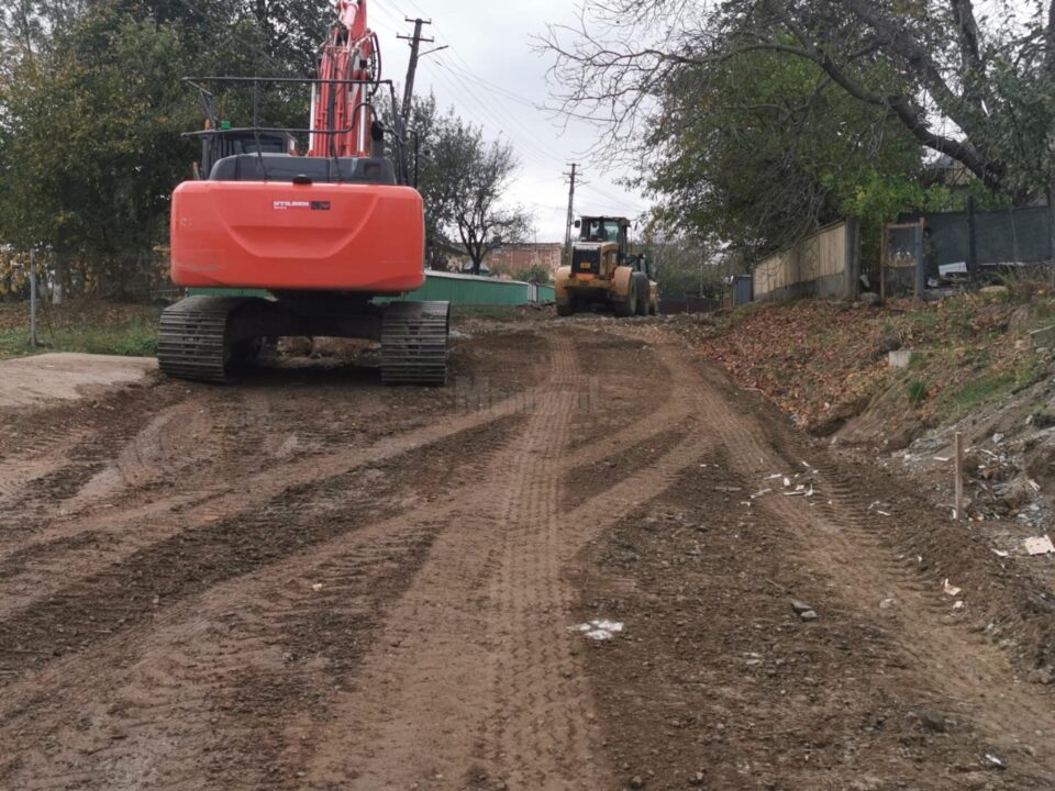 A început asfaltarea a încă 15 străzi din orașul Siret