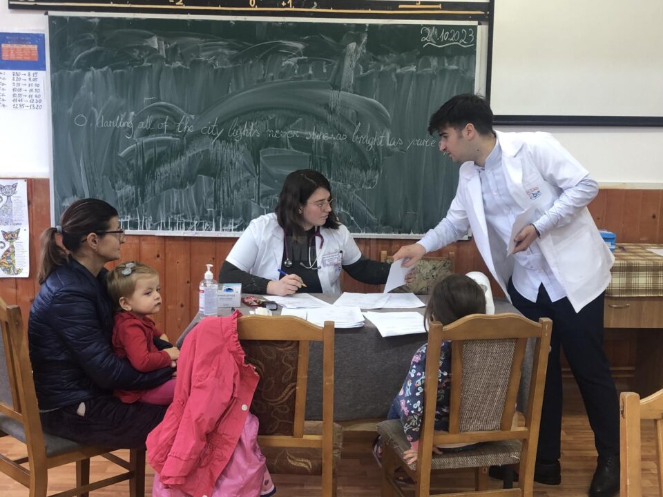 Copiii din Fratăuții Noi au beneficiat de consultații medicale gratuite prin proiectul „Caravana cu medici”