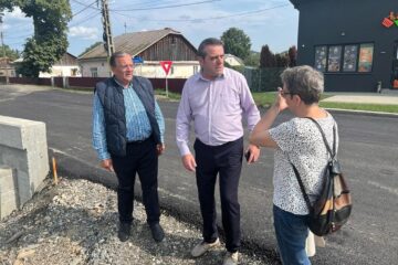Vremea favorabilă permite continuarea lucrărilor de asfaltare pe drumurile județene