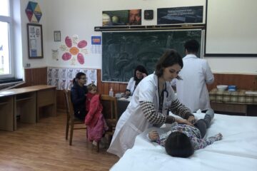 Copiii din Fratăuții Noi au beneficiat de consultații medicale gratuite prin proiectul „Caravana cu medici”