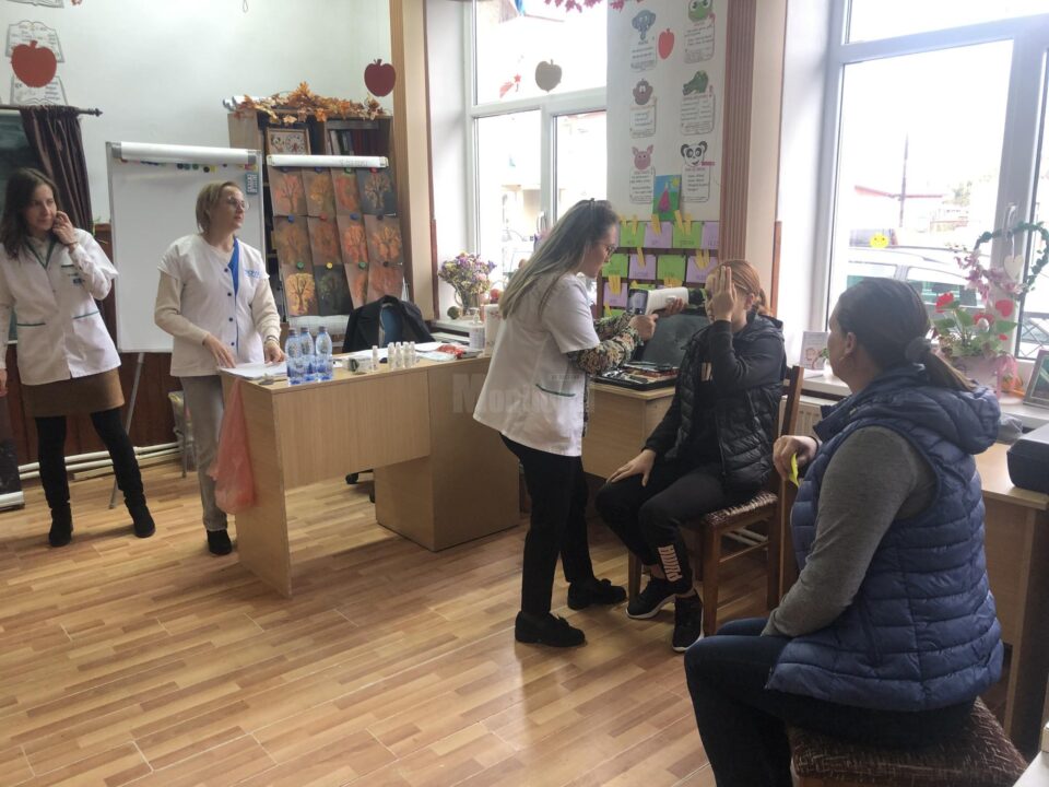 Copiii din Fratăuții Noi au beneficiat de consultații medicale gratuite prin proiectul „Caravana cu medici”