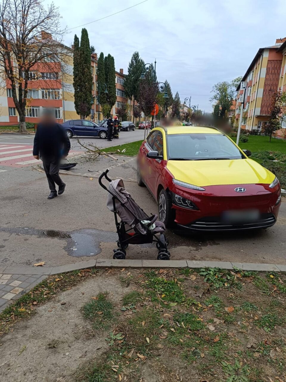 O femeie însărcinată și copilul ei de numai un an, loviți de o mașină în timp ce erau pe trotuar
