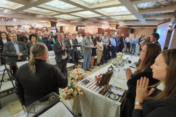 Caravana de conferințe pe „teme pe care societatea românească le simte acut”, inițiată de liderii AUR la Suceava, a început cu o rugăciune