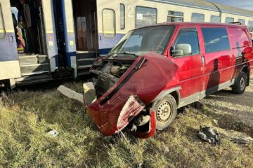 Mașină lovită de locomotiva trenului Suceava - Putna